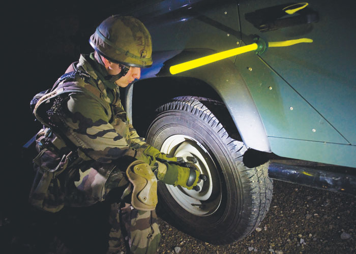 base-magnetique-utilisation-militaire-sur-voiture-avec-soldat.jpg