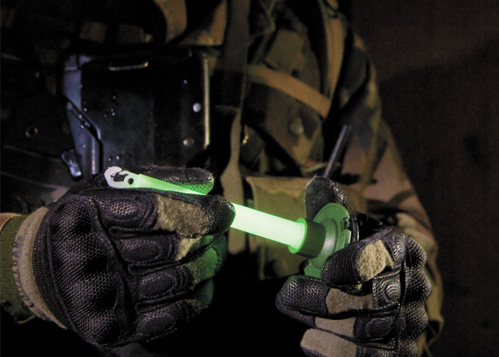 baton-lumineux-militaire-sur-base-magnetique.jpg
