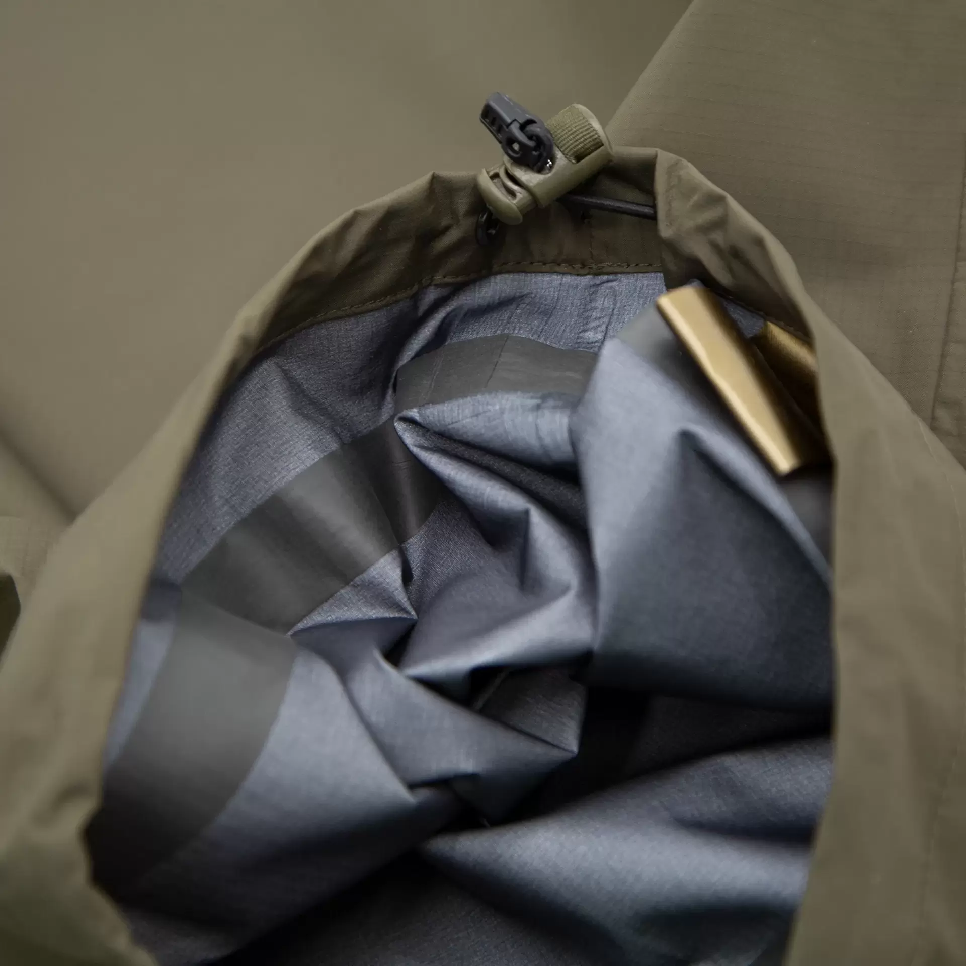 Carinthia_44242_23_survival_rain_suit_jacket_07.webp